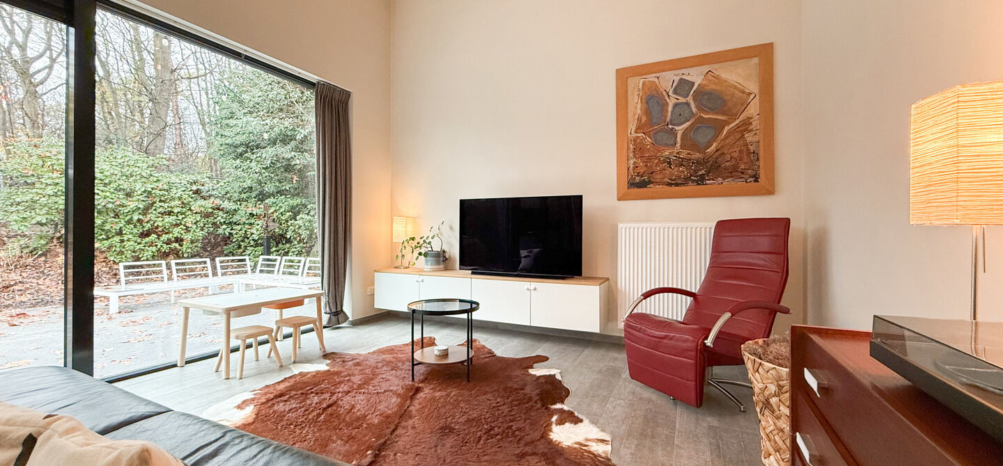 Bij ImmoFusion 7/7 “open huis” : klik op onze 3D-TOUR.
Ervaar vastgoed alsof je er zelf doorloopt!
Stap binnen in deze indrukwekkende halfopen bebouwing, quasi nieuw, gelegen in een rustige woonwijk van Beringen. Met een bewoonbare oppervlakte van