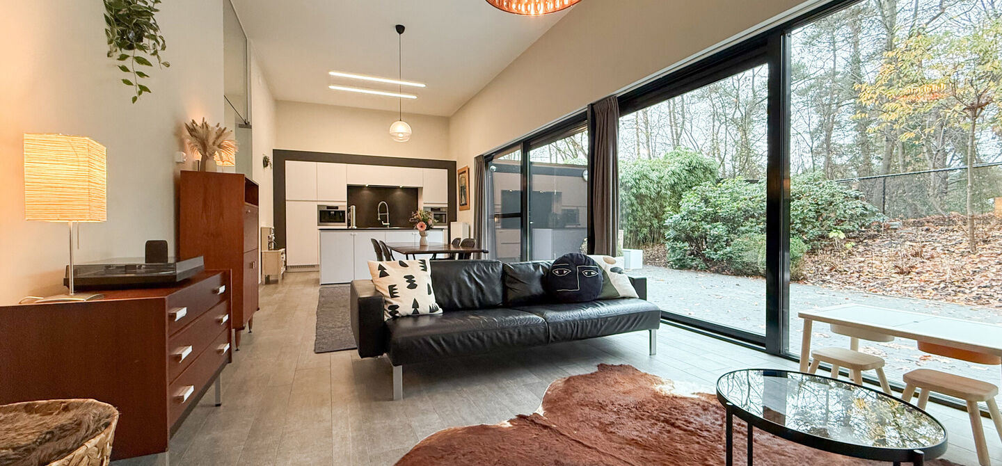 Bij ImmoFusion 7/7 “open huis” : klik op onze 3D-TOUR.
Ervaar vastgoed alsof je er zelf doorloopt!
Stap binnen in deze indrukwekkende halfopen bebouwing, quasi nieuw, gelegen in een rustige woonwijk van Beringen. Met een bewoonbare oppervlakte van