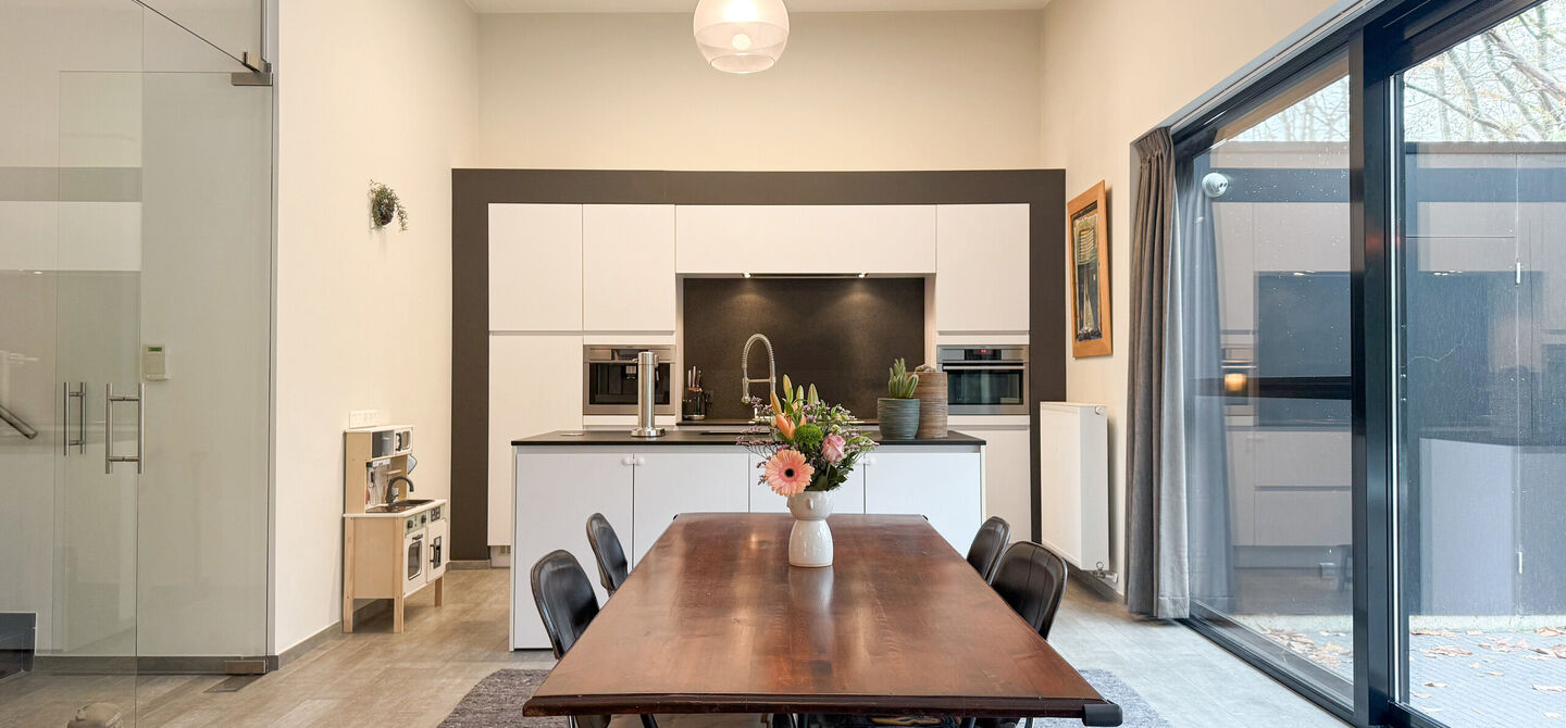 Bij ImmoFusion 7/7 “open huis” : klik op onze 3D-TOUR.
Ervaar vastgoed alsof je er zelf doorloopt!
Stap binnen in deze indrukwekkende halfopen bebouwing, quasi nieuw, gelegen in een rustige woonwijk van Beringen. Met een bewoonbare oppervlakte van