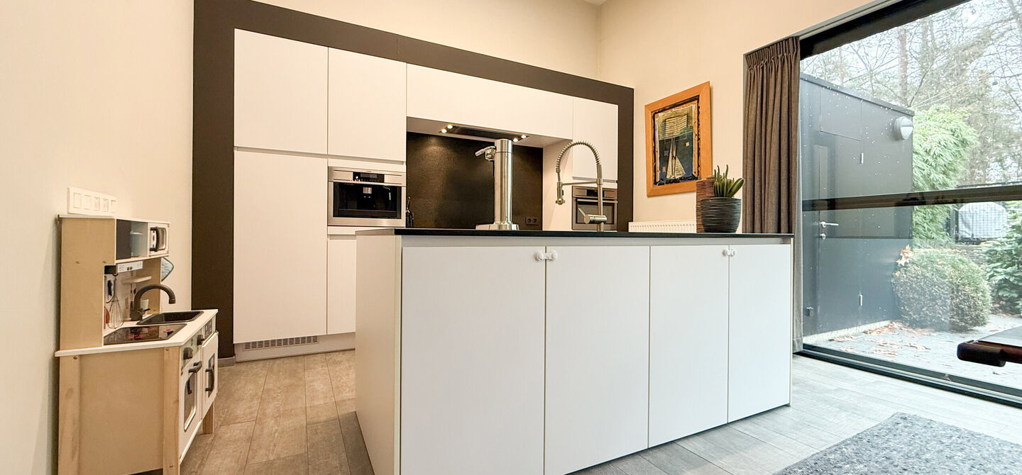 Bij ImmoFusion 7/7 “open huis” : klik op onze 3D-TOUR.
Ervaar vastgoed alsof je er zelf doorloopt!
Stap binnen in deze indrukwekkende halfopen bebouwing, quasi nieuw, gelegen in een rustige woonwijk van Beringen. Met een bewoonbare oppervlakte van