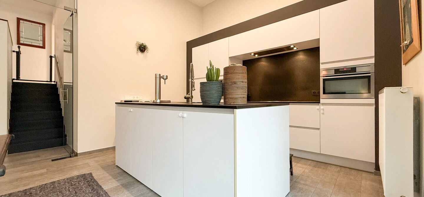Bij ImmoFusion 7/7 “open huis” : klik op onze 3D-TOUR.
Ervaar vastgoed alsof je er zelf doorloopt!
Stap binnen in deze indrukwekkende halfopen bebouwing, quasi nieuw, gelegen in een rustige woonwijk van Beringen. Met een bewoonbare oppervlakte van