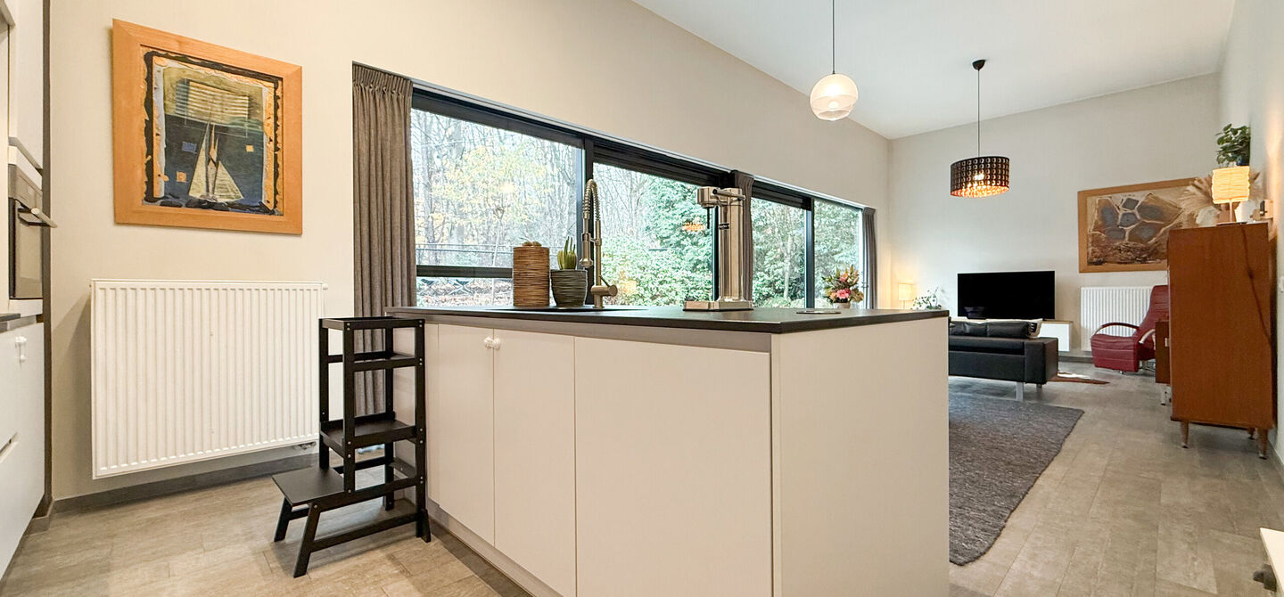 Bij ImmoFusion 7/7 “open huis” : klik op onze 3D-TOUR.
Ervaar vastgoed alsof je er zelf doorloopt!
Stap binnen in deze indrukwekkende halfopen bebouwing, quasi nieuw, gelegen in een rustige woonwijk van Beringen. Met een bewoonbare oppervlakte van