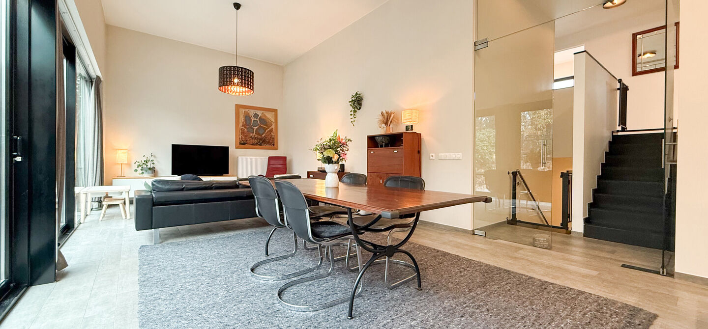 Bij ImmoFusion 7/7 “open huis” : klik op onze 3D-TOUR.
Ervaar vastgoed alsof je er zelf doorloopt!
Stap binnen in deze indrukwekkende halfopen bebouwing, quasi nieuw, gelegen in een rustige woonwijk van Beringen. Met een bewoonbare oppervlakte van
