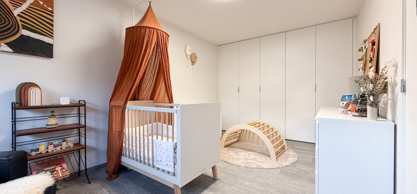 Bij ImmoFusion 7/7 “open huis” : klik op onze 3D-TOUR.
Ervaar vastgoed alsof je er zelf doorloopt!
Stap binnen in deze indrukwekkende halfopen bebouwing, quasi nieuw, gelegen in een rustige woonwijk van Beringen. Met een bewoonbare oppervlakte van