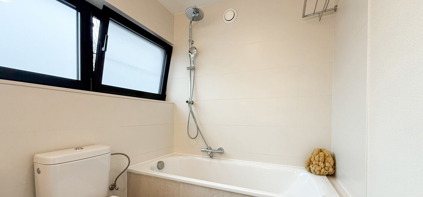 Bij ImmoFusion 7/7 “open huis” : klik op onze 3D-TOUR.
Ervaar vastgoed alsof je er zelf doorloopt!
Stap binnen in deze indrukwekkende halfopen bebouwing, quasi nieuw, gelegen in een rustige woonwijk van Beringen. Met een bewoonbare oppervlakte van