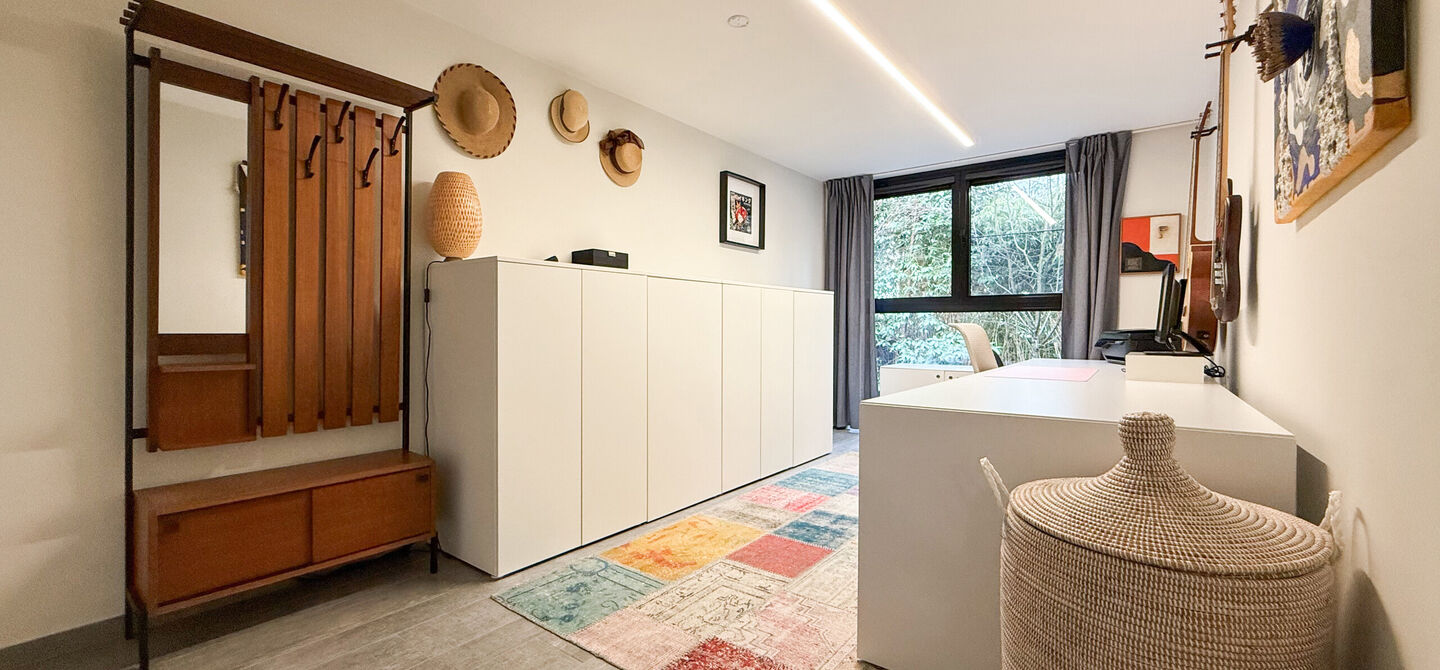 Bij ImmoFusion 7/7 “open huis” : klik op onze 3D-TOUR.
Ervaar vastgoed alsof je er zelf doorloopt!
Stap binnen in deze indrukwekkende halfopen bebouwing, quasi nieuw, gelegen in een rustige woonwijk van Beringen. Met een bewoonbare oppervlakte van