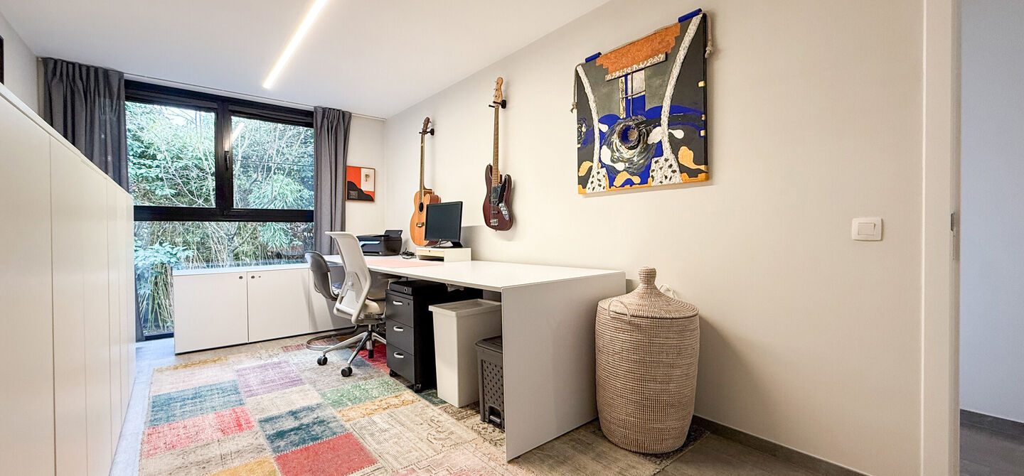 Bij ImmoFusion 7/7 “open huis” : klik op onze 3D-TOUR.
Ervaar vastgoed alsof je er zelf doorloopt!
Stap binnen in deze indrukwekkende halfopen bebouwing, quasi nieuw, gelegen in een rustige woonwijk van Beringen. Met een bewoonbare oppervlakte van
