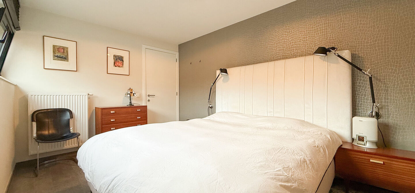 Bij ImmoFusion 7/7 “open huis” : klik op onze 3D-TOUR.
Ervaar vastgoed alsof je er zelf doorloopt!
Stap binnen in deze indrukwekkende halfopen bebouwing, quasi nieuw, gelegen in een rustige woonwijk van Beringen. Met een bewoonbare oppervlakte van