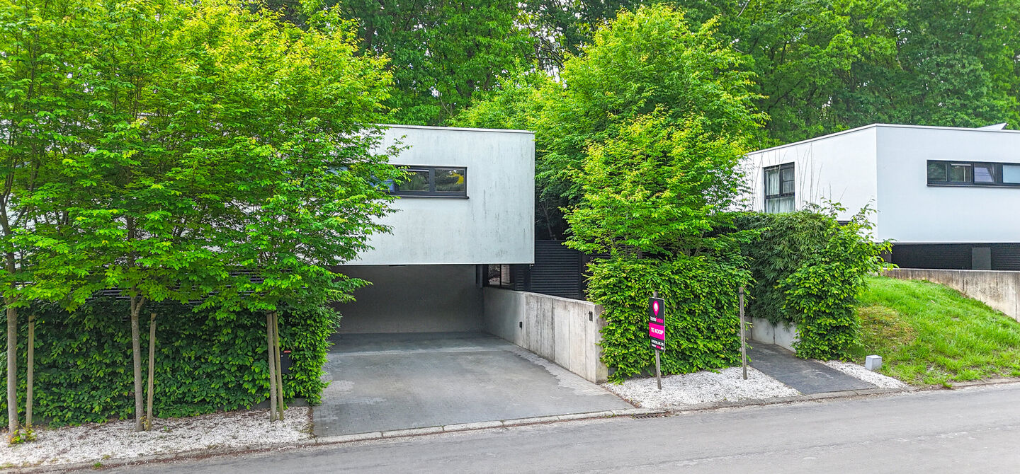 Bij ImmoFusion 7/7 “open huis” : klik op onze 3D-TOUR.
Ervaar vastgoed alsof je er zelf doorloopt!
Stap binnen in deze indrukwekkende halfopen bebouwing, quasi nieuw, gelegen in een rustige woonwijk van Beringen. Met een bewoonbare oppervlakte van