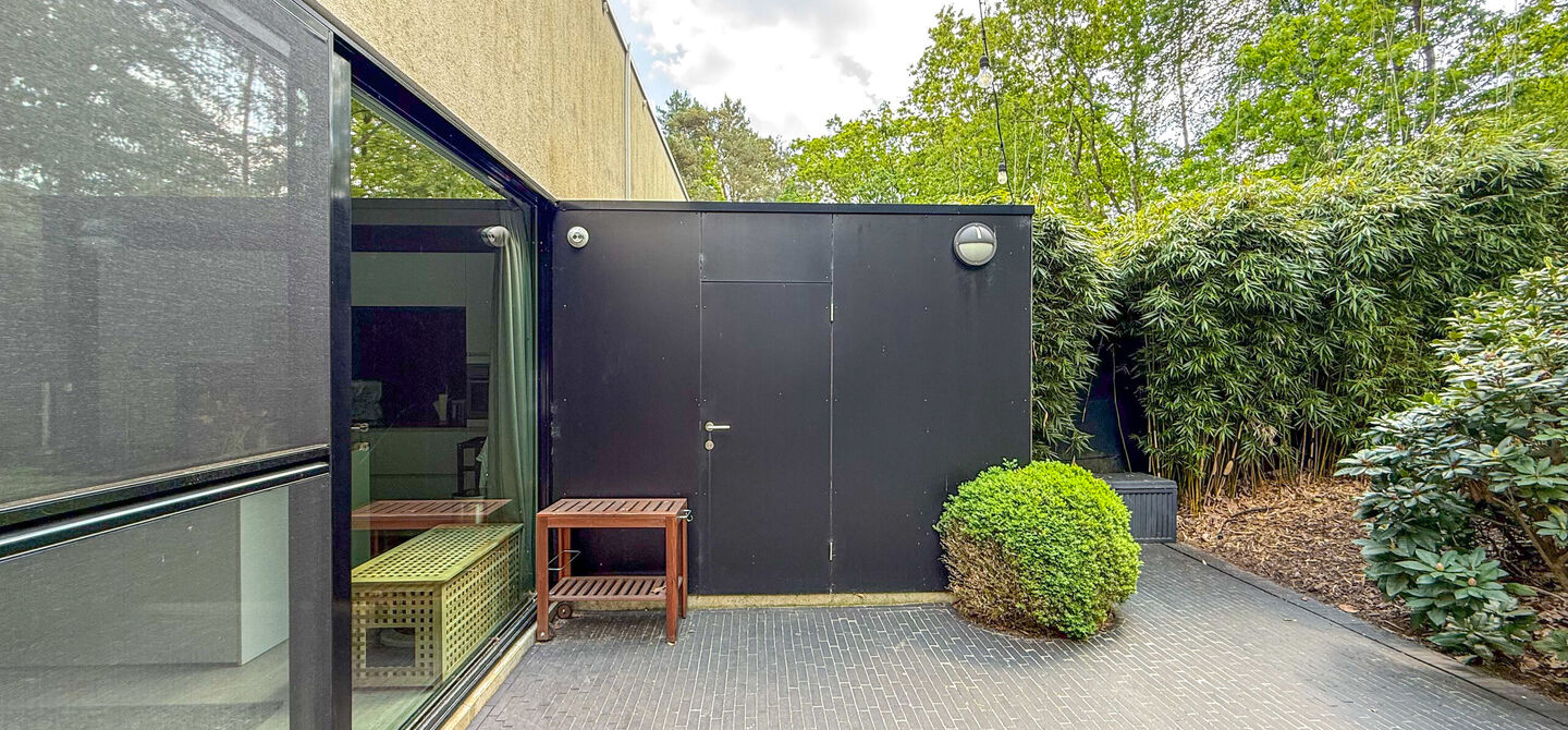 Bij ImmoFusion 7/7 “open huis” : klik op onze 3D-TOUR.
Ervaar vastgoed alsof je er zelf doorloopt!
Stap binnen in deze indrukwekkende halfopen bebouwing, quasi nieuw, gelegen in een rustige woonwijk van Beringen. Met een bewoonbare oppervlakte van