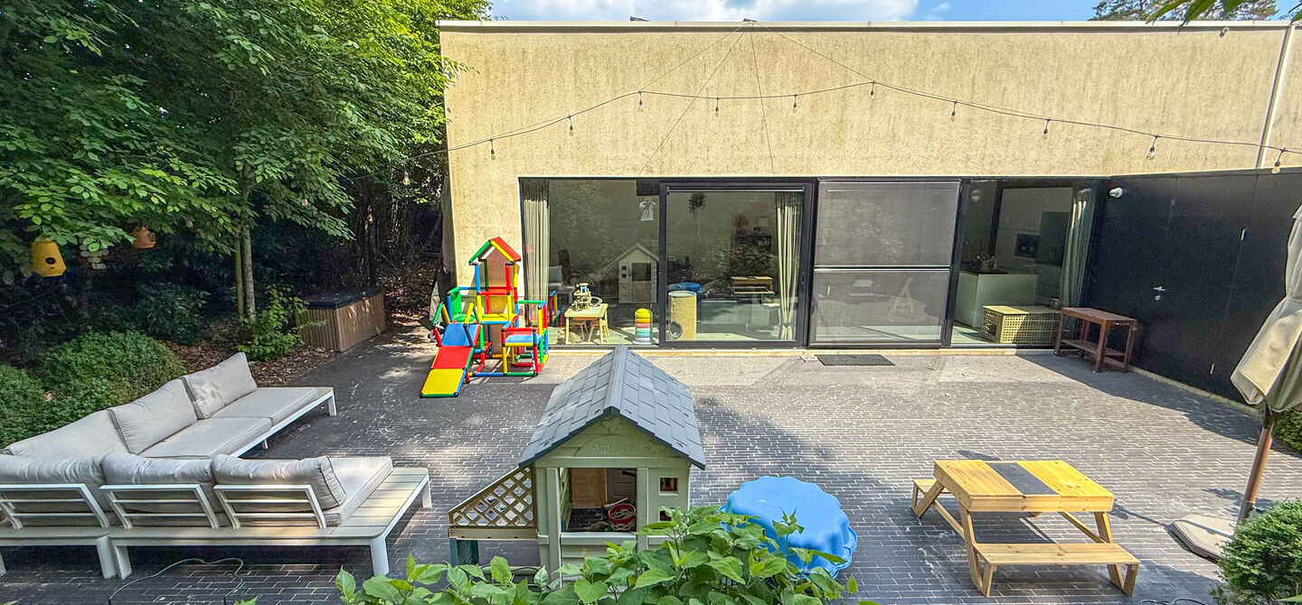 Bij ImmoFusion 7/7 “open huis” : klik op onze 3D-TOUR.
Ervaar vastgoed alsof je er zelf doorloopt!
Stap binnen in deze indrukwekkende halfopen bebouwing, quasi nieuw, gelegen in een rustige woonwijk van Beringen. Met een bewoonbare oppervlakte van