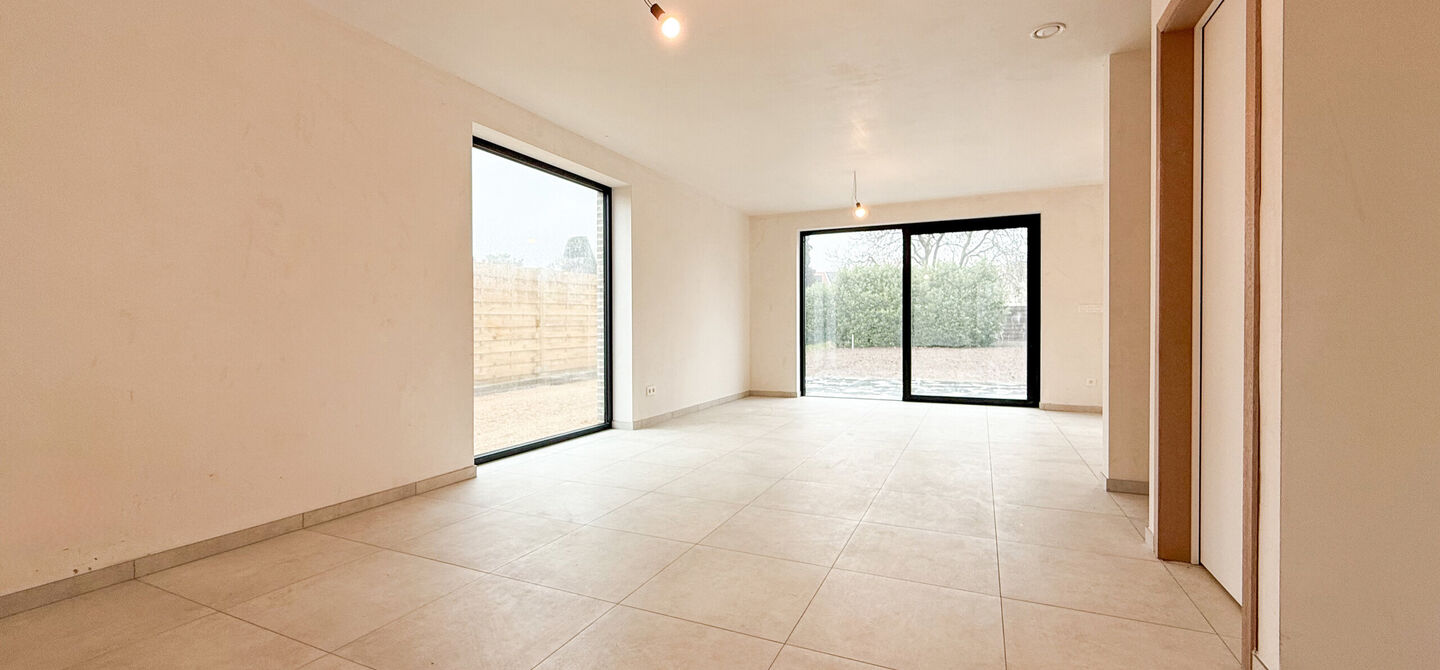 Bij ImmoFusion 7/7 “open huis” : klik op onze 3D-TOUR.
Ervaar vastgoed alsof je er zelf doorloopt!
Welkom in deze prachtige energiezuinige nieuwbouwwoning gelegen te Moestuinstraat 13A, 3582 Koersel (Heusden-Zolder). Deze moderne woning combineert ru