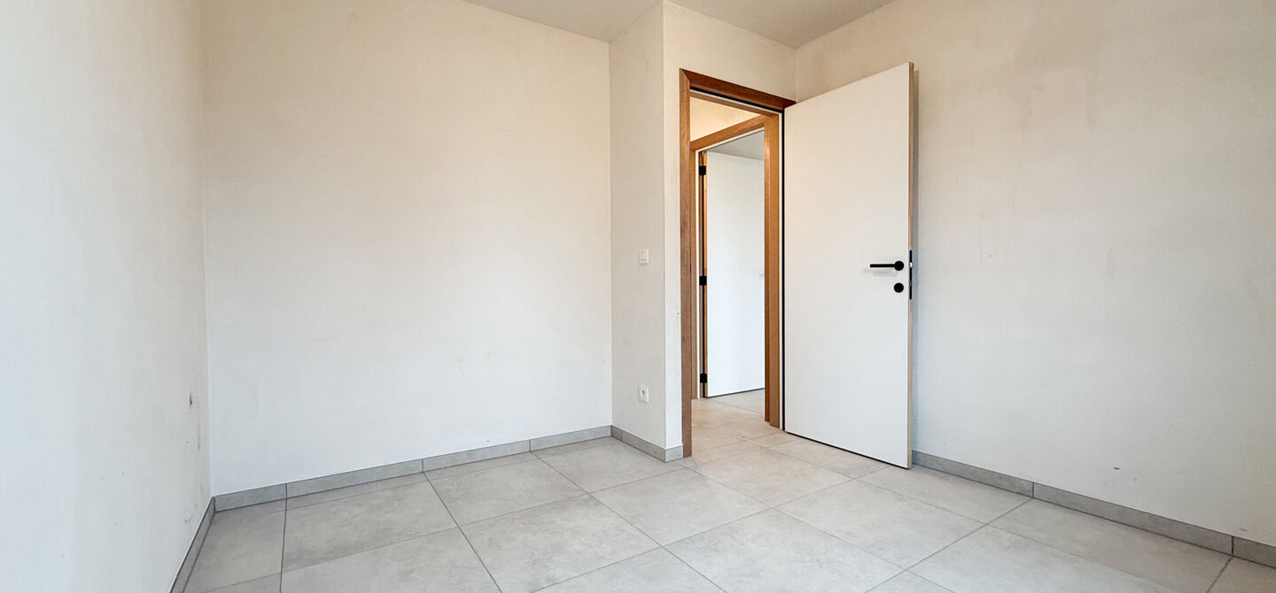 Bij ImmoFusion 7/7 “open huis” : klik op onze 3D-TOUR.
Ervaar vastgoed alsof je er zelf doorloopt!
Welkom in deze prachtige energiezuinige nieuwbouwwoning gelegen te Moestuinstraat 13A, 3582 Koersel (Heusden-Zolder). Deze moderne woning combineert ru
