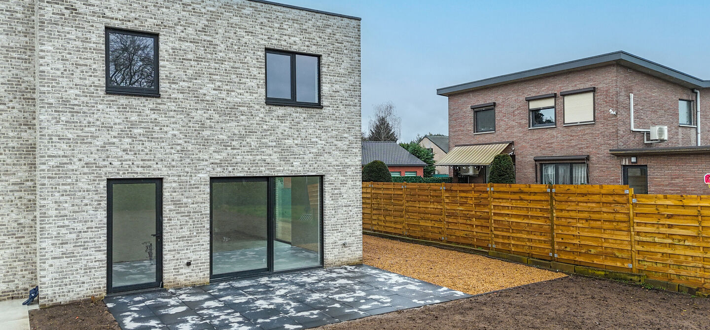 Bij ImmoFusion 7/7 “open huis” : klik op onze 3D-TOUR.
Ervaar vastgoed alsof je er zelf doorloopt!
Welkom in deze prachtige energiezuinige nieuwbouwwoning gelegen te Moestuinstraat 13A, 3582 Koersel (Heusden-Zolder). Deze moderne woning combineert ru