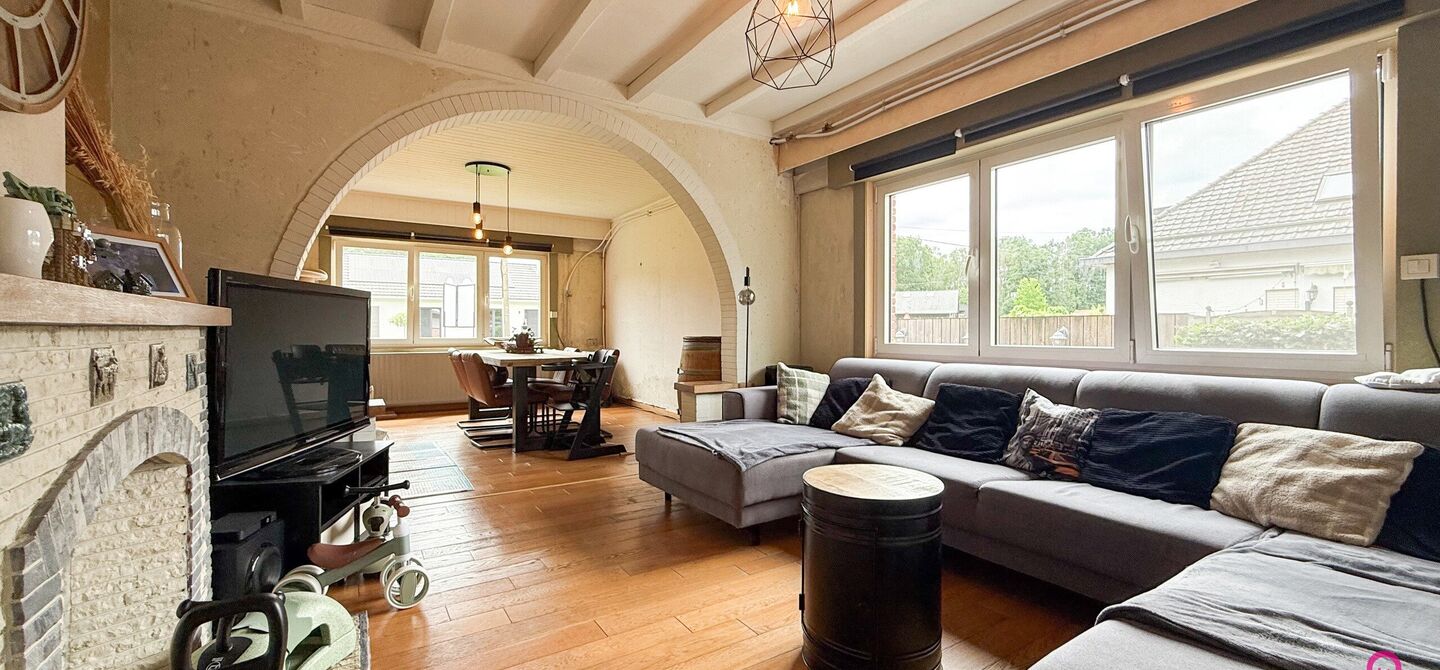 Ruime gezinswoning met vergunde garage van 125 m&sup2; op toplocatie in Koersel

Op een boogscheut van het groene karakter van Koersel en het geliefde Koersel Kapelleke vinden we deze verrassend ruime woning terug op een perceel van maar liefst 10 are. Dankzi