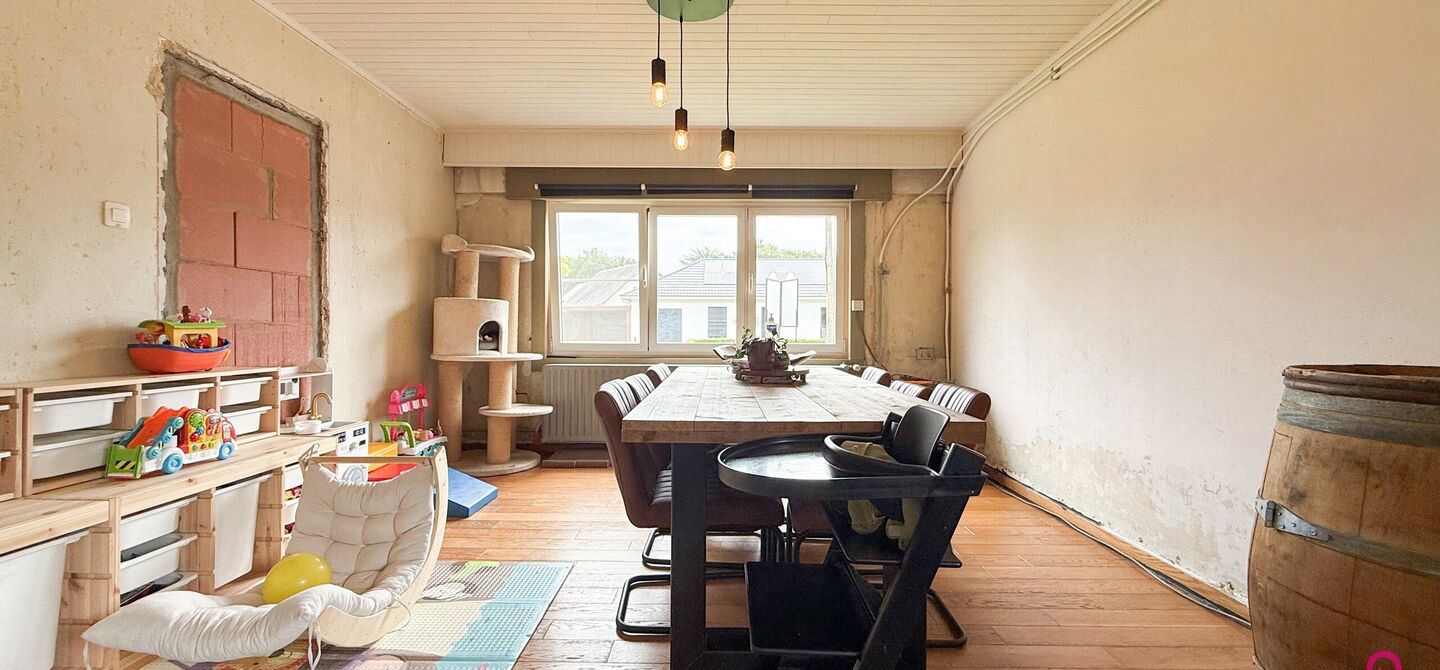 Ruime gezinswoning met vergunde garage van 125 m&sup2; op toplocatie in Koersel

Op een boogscheut van het groene karakter van Koersel en het geliefde Koersel Kapelleke vinden we deze verrassend ruime woning terug op een perceel van maar liefst 10 are. Dankzi
