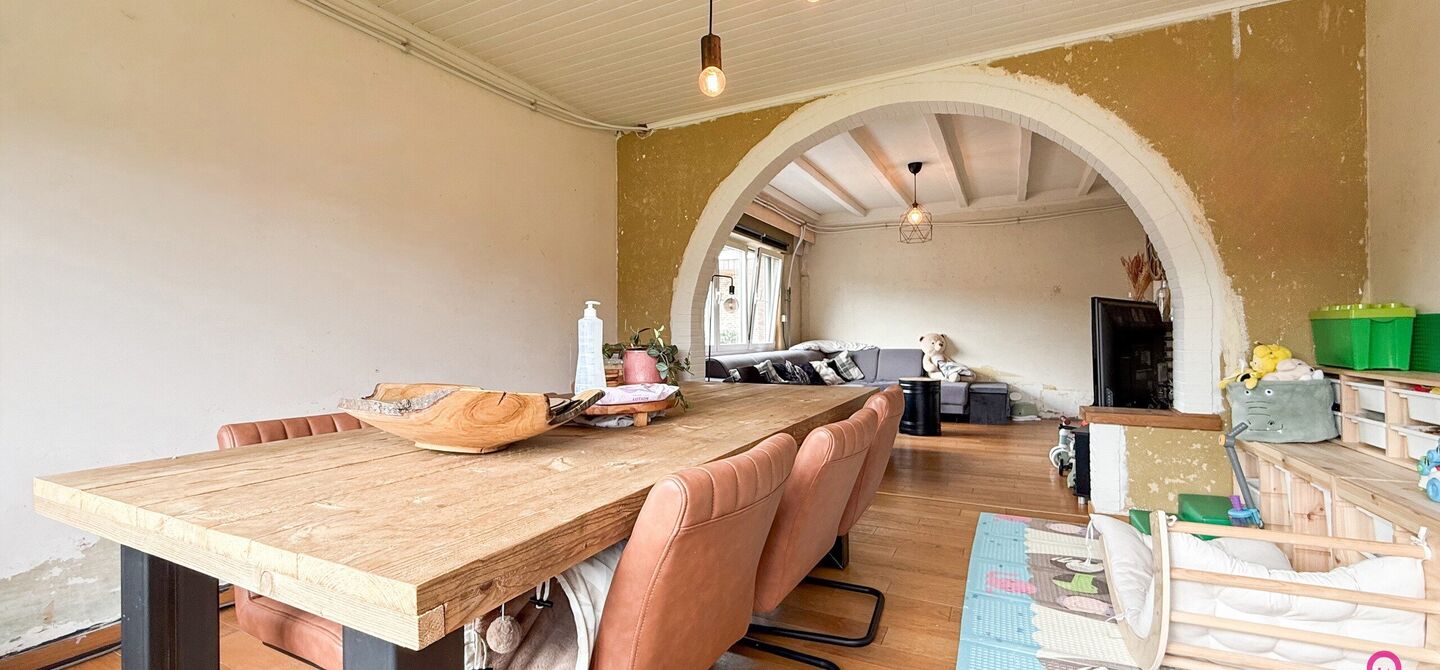 Ruime gezinswoning met vergunde garage van 125 m&sup2; op toplocatie in Koersel

Op een boogscheut van het groene karakter van Koersel en het geliefde Koersel Kapelleke vinden we deze verrassend ruime woning terug op een perceel van maar liefst 10 are. Dankzi