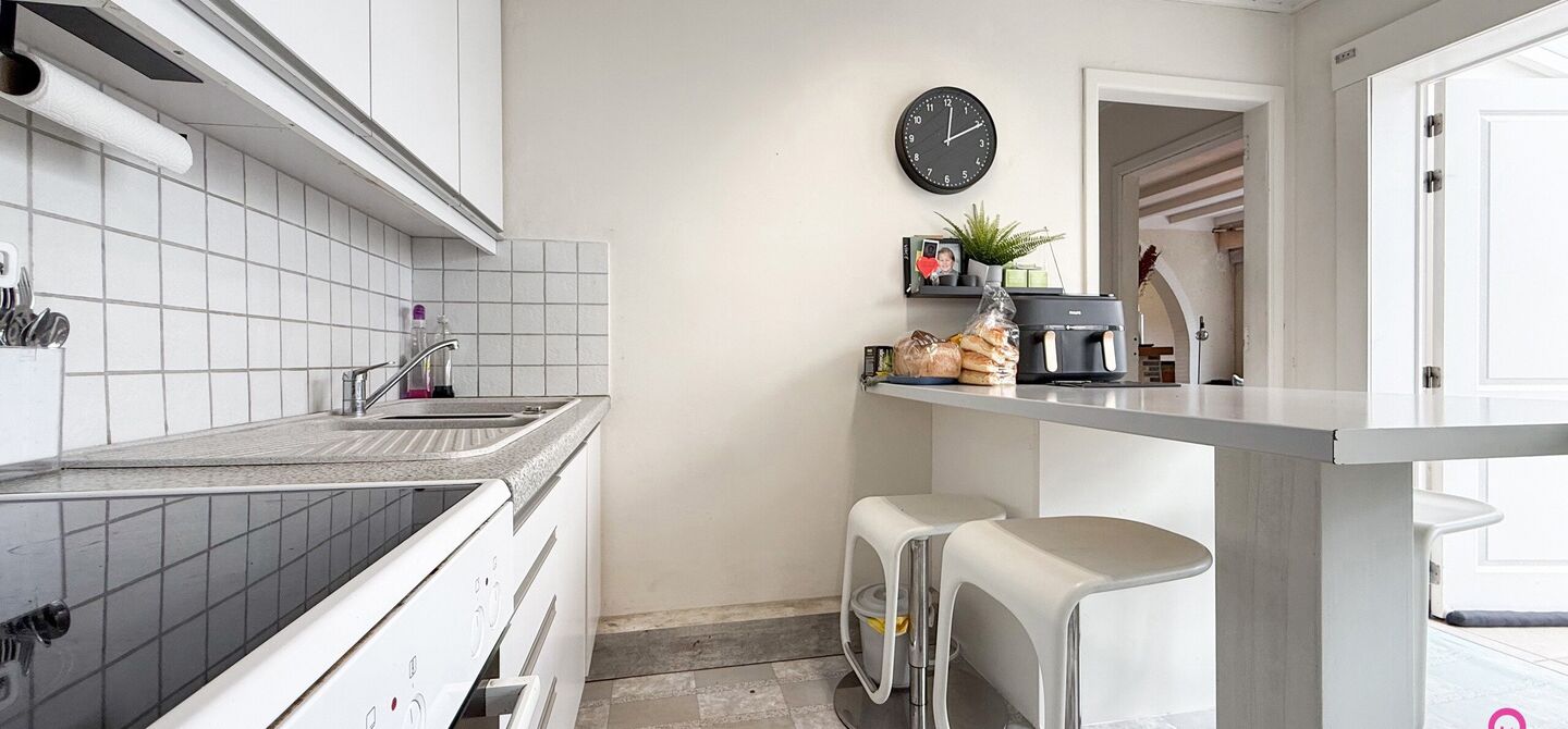 Ruime gezinswoning met vergunde garage van 125 m&sup2; op toplocatie in Koersel

Op een boogscheut van het groene karakter van Koersel en het geliefde Koersel Kapelleke vinden we deze verrassend ruime woning terug op een perceel van maar liefst 10 are. Dankzi