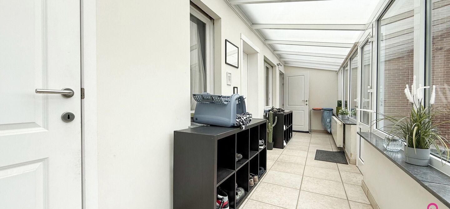 Ruime gezinswoning met vergunde garage van 125 m&sup2; op toplocatie in Koersel

Op een boogscheut van het groene karakter van Koersel en het geliefde Koersel Kapelleke vinden we deze verrassend ruime woning terug op een perceel van maar liefst 10 are. Dankzi