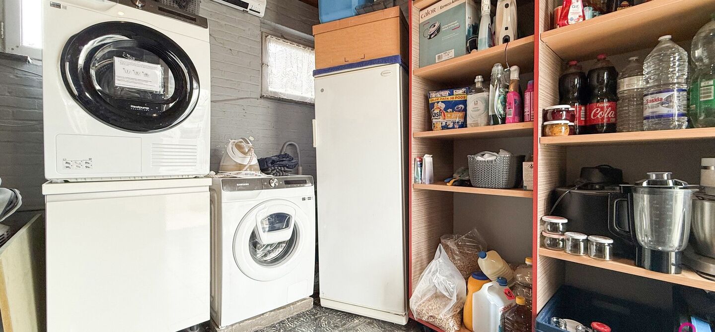 Ruime gezinswoning met vergunde garage van 125 m&sup2; op toplocatie in Koersel

Op een boogscheut van het groene karakter van Koersel en het geliefde Koersel Kapelleke vinden we deze verrassend ruime woning terug op een perceel van maar liefst 10 are. Dankzi