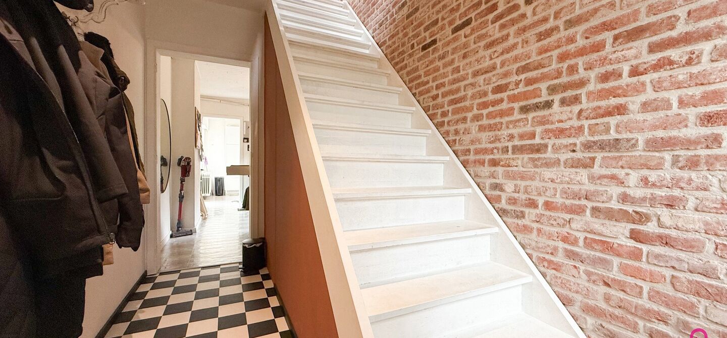 Ruime gezinswoning met vergunde garage van 125 m&sup2; op toplocatie in Koersel

Op een boogscheut van het groene karakter van Koersel en het geliefde Koersel Kapelleke vinden we deze verrassend ruime woning terug op een perceel van maar liefst 10 are. Dankzi