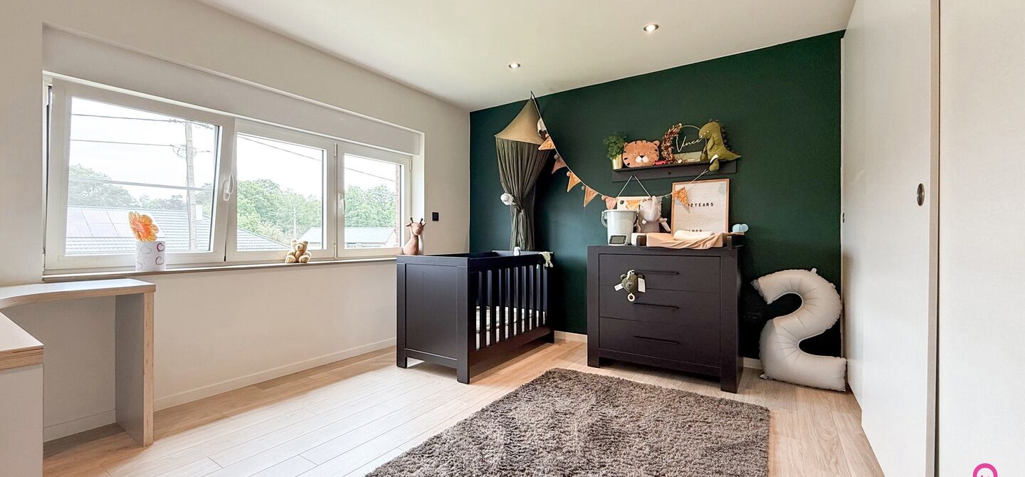 Ruime gezinswoning met vergunde garage van 125 m&sup2; op toplocatie in Koersel

Op een boogscheut van het groene karakter van Koersel en het geliefde Koersel Kapelleke vinden we deze verrassend ruime woning terug op een perceel van maar liefst 10 are. Dankzi