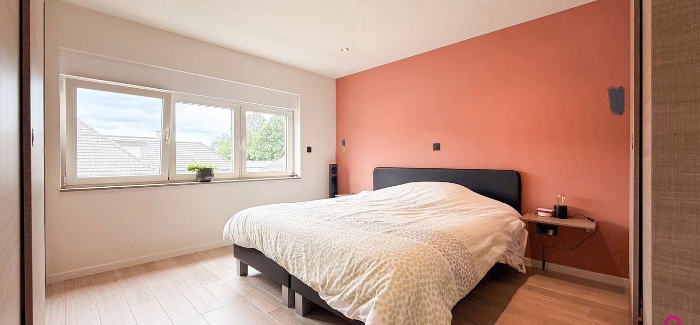 Ruime gezinswoning met vergunde garage van 125 m&sup2; op toplocatie in Koersel

Op een boogscheut van het groene karakter van Koersel en het geliefde Koersel Kapelleke vinden we deze verrassend ruime woning terug op een perceel van maar liefst 10 are. Dankzi