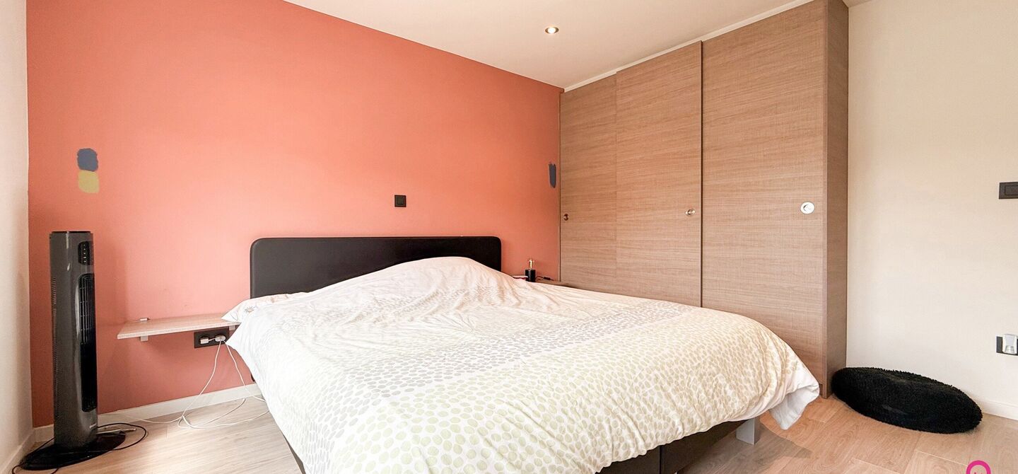 Ruime gezinswoning met vergunde garage van 125 m&sup2; op toplocatie in Koersel

Op een boogscheut van het groene karakter van Koersel en het geliefde Koersel Kapelleke vinden we deze verrassend ruime woning terug op een perceel van maar liefst 10 are. Dankzi
