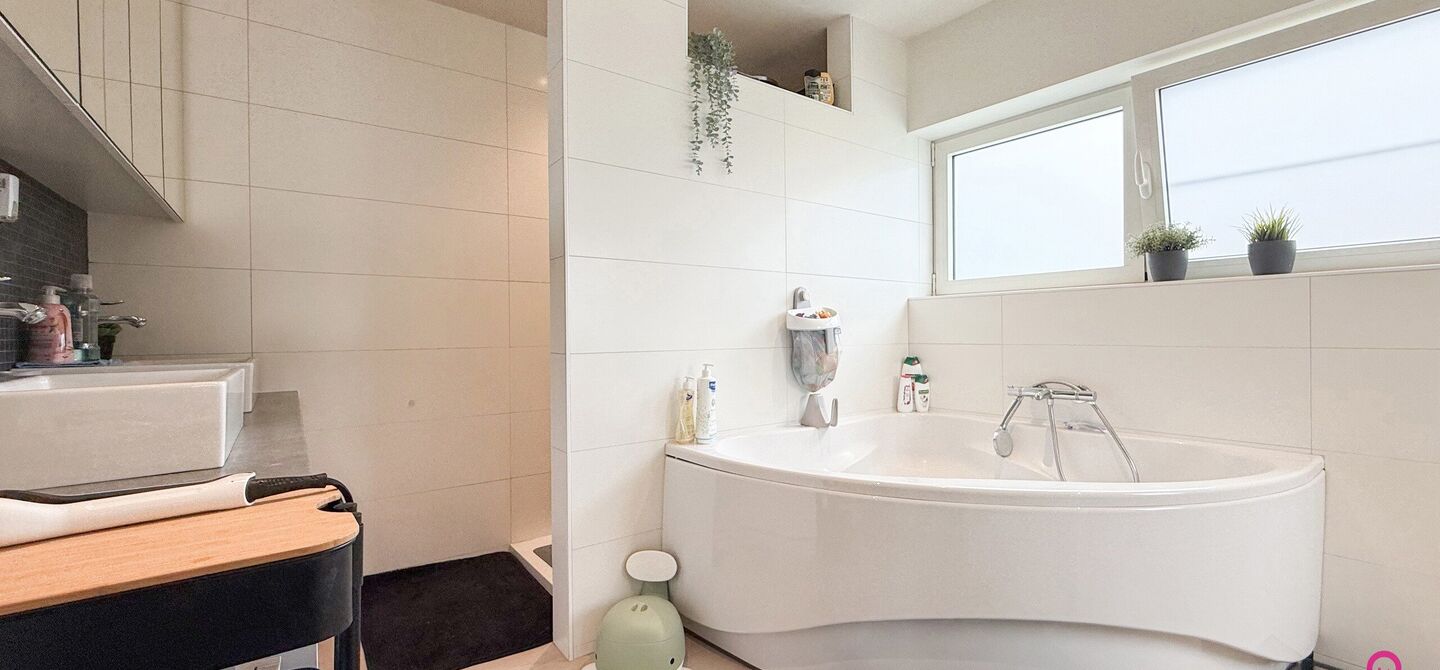 Ruime gezinswoning met vergunde garage van 125 m&sup2; op toplocatie in Koersel

Op een boogscheut van het groene karakter van Koersel en het geliefde Koersel Kapelleke vinden we deze verrassend ruime woning terug op een perceel van maar liefst 10 are. Dankzi
