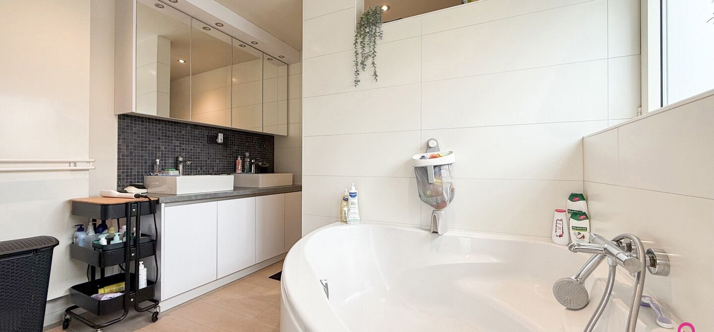 Ruime gezinswoning met vergunde garage van 125 m&sup2; op toplocatie in Koersel

Op een boogscheut van het groene karakter van Koersel en het geliefde Koersel Kapelleke vinden we deze verrassend ruime woning terug op een perceel van maar liefst 10 are. Dankzi