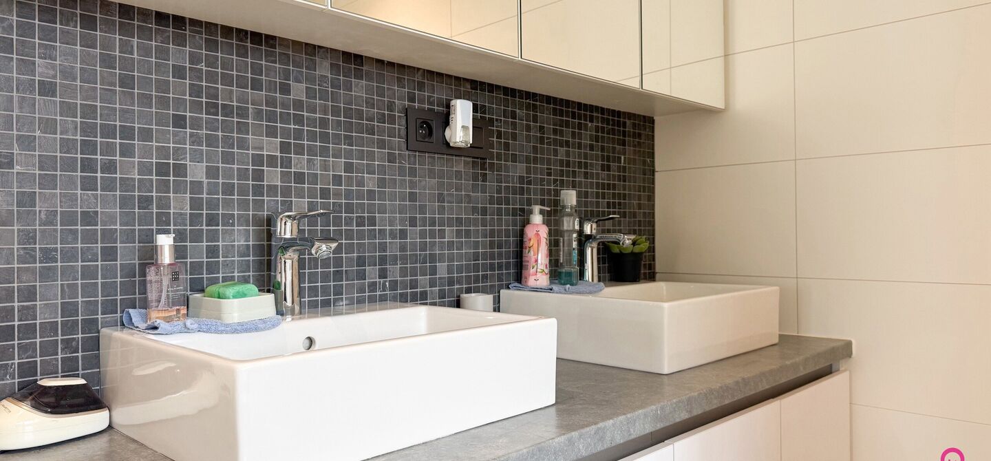 Ruime gezinswoning met vergunde garage van 125 m&sup2; op toplocatie in Koersel

Op een boogscheut van het groene karakter van Koersel en het geliefde Koersel Kapelleke vinden we deze verrassend ruime woning terug op een perceel van maar liefst 10 are. Dankzi