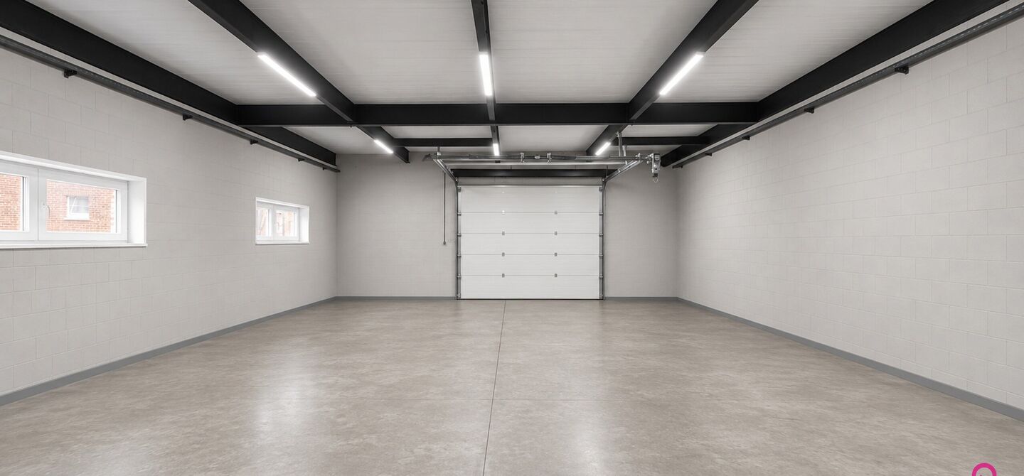 Ruime gezinswoning met vergunde garage van 125 m&sup2; op toplocatie in Koersel

Op een boogscheut van het groene karakter van Koersel en het geliefde Koersel Kapelleke vinden we deze verrassend ruime woning terug op een perceel van maar liefst 10 are. Dankzi