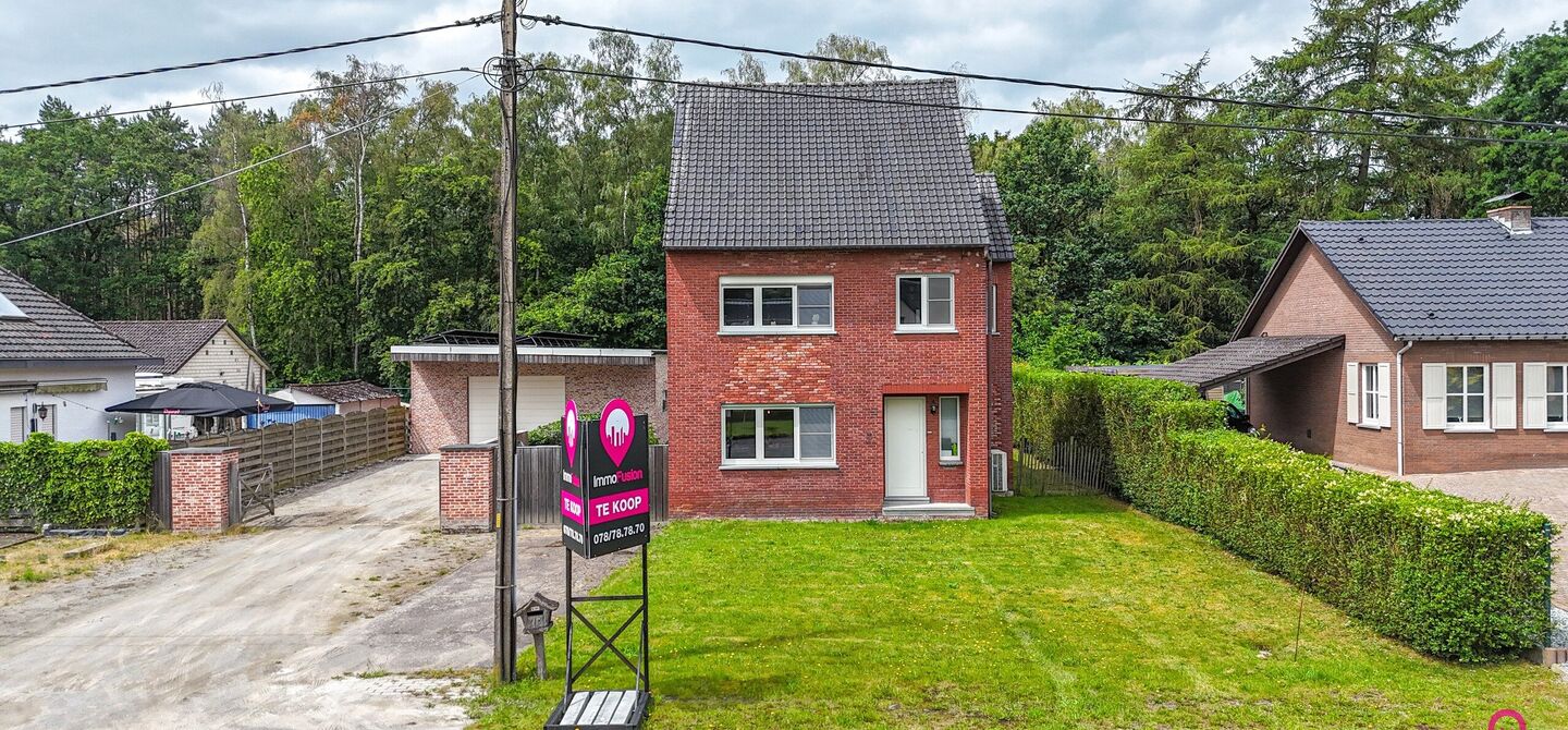 Ruime gezinswoning met vergunde garage van 125 m&sup2; op toplocatie in Koersel

Op een boogscheut van het groene karakter van Koersel en het geliefde Koersel Kapelleke vinden we deze verrassend ruime woning terug op een perceel van maar liefst 10 are. Dankzi