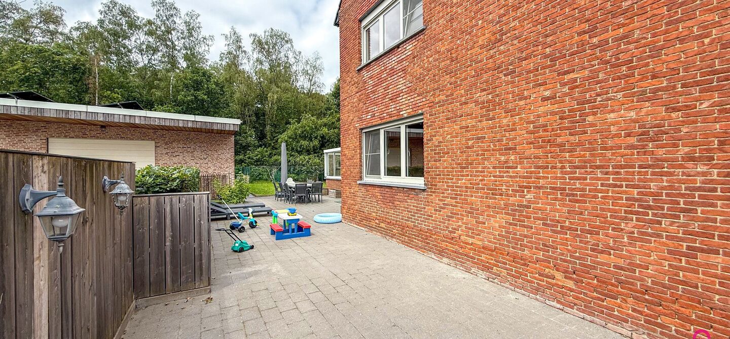 Ruime gezinswoning met vergunde garage van 125 m&sup2; op toplocatie in Koersel

Op een boogscheut van het groene karakter van Koersel en het geliefde Koersel Kapelleke vinden we deze verrassend ruime woning terug op een perceel van maar liefst 10 are. Dankzi
