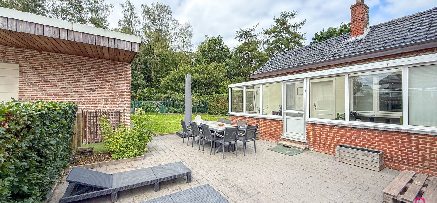Ruime gezinswoning met vergunde garage van 125 m&sup2; op toplocatie in Koersel

Op een boogscheut van het groene karakter van Koersel en het geliefde Koersel Kapelleke vinden we deze verrassend ruime woning terug op een perceel van maar liefst 10 are. Dankzi