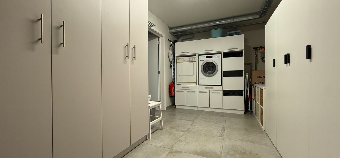 Opendeurdag zaterdag 04/07 tussen 10u-12u!

Bij ImmoFusion 7/7 &ldquo;open huis&rdquo; : klik op onze 3D-TOUR.
Ervaar vastgoed alsof je er zelf doorloopt!



Stap binnen in deze indrukwekkende halfopen bebouwing, quasi nieuw, gelegen in een rustige woonwijk van B