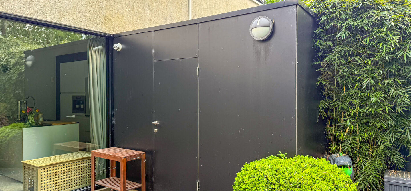 Opendeurdag zaterdag 04/07 tussen 10u-12u!

Bij ImmoFusion 7/7 &ldquo;open huis&rdquo; : klik op onze 3D-TOUR.
Ervaar vastgoed alsof je er zelf doorloopt!



Stap binnen in deze indrukwekkende halfopen bebouwing, quasi nieuw, gelegen in een rustige woonwijk van B