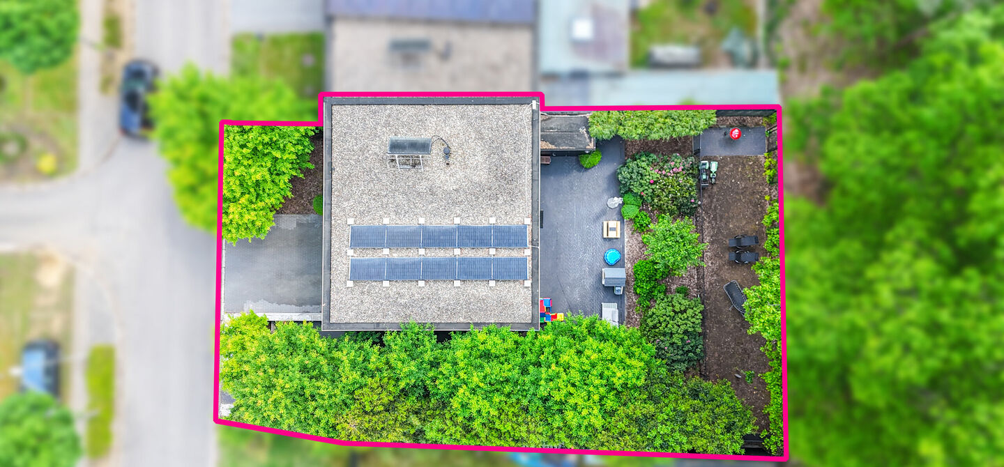 Opendeurdag zaterdag 04/07 tussen 10u-12u!

Bij ImmoFusion 7/7 &ldquo;open huis&rdquo; : klik op onze 3D-TOUR.
Ervaar vastgoed alsof je er zelf doorloopt!



Stap binnen in deze indrukwekkende halfopen bebouwing, quasi nieuw, gelegen in een rustige woonwijk van B