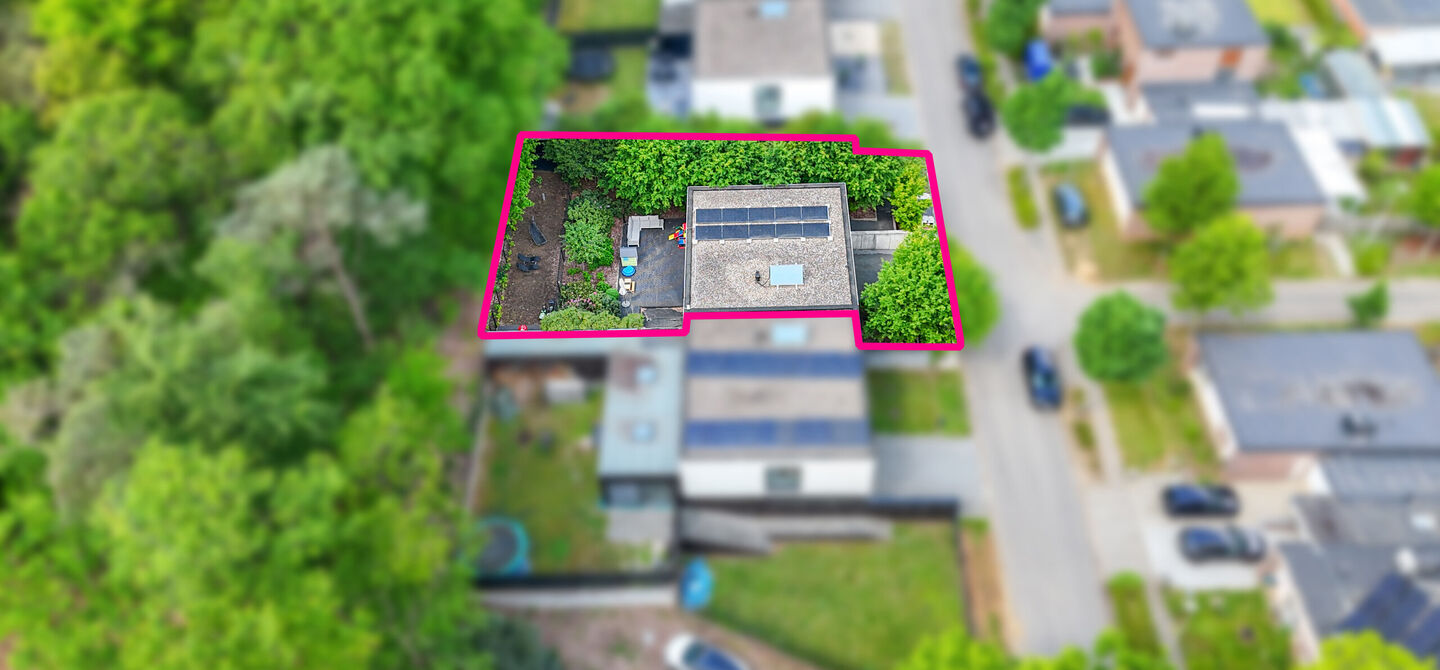Opendeurdag zaterdag 04/07 tussen 10u-12u!

Bij ImmoFusion 7/7 &ldquo;open huis&rdquo; : klik op onze 3D-TOUR.
Ervaar vastgoed alsof je er zelf doorloopt!



Stap binnen in deze indrukwekkende halfopen bebouwing, quasi nieuw, gelegen in een rustige woonwijk van B