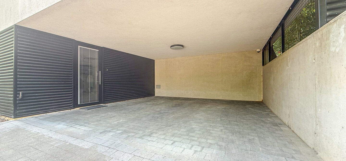 Opendeurdag zaterdag 04/07 tussen 10u-12u!

Bij ImmoFusion 7/7 &ldquo;open huis&rdquo; : klik op onze 3D-TOUR.
Ervaar vastgoed alsof je er zelf doorloopt!



Stap binnen in deze indrukwekkende halfopen bebouwing, quasi nieuw, gelegen in een rustige woonwijk van B