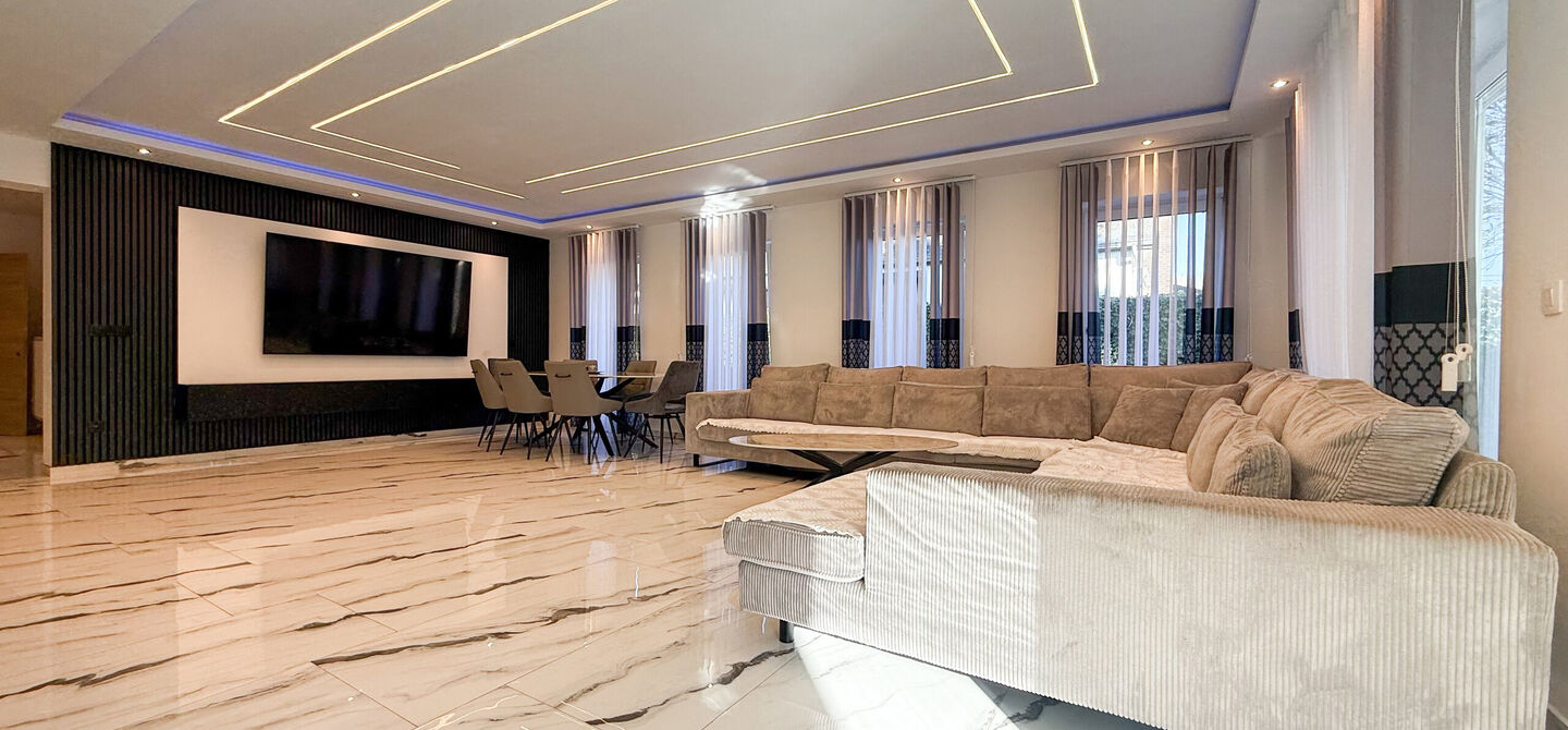 Bij ImmoFusion 7/7 &ldquo;open huis&rdquo;: klik op onze 3D-TOUR.
Ervaar vastgoed alsof je er zelf doorloopt!

Ontdek deze indrukwekkende open bebouwing in de Tervantstraat 198 te Paal, een woning die in 2025 een volledige transformatie kreeg en vandaag bijna als