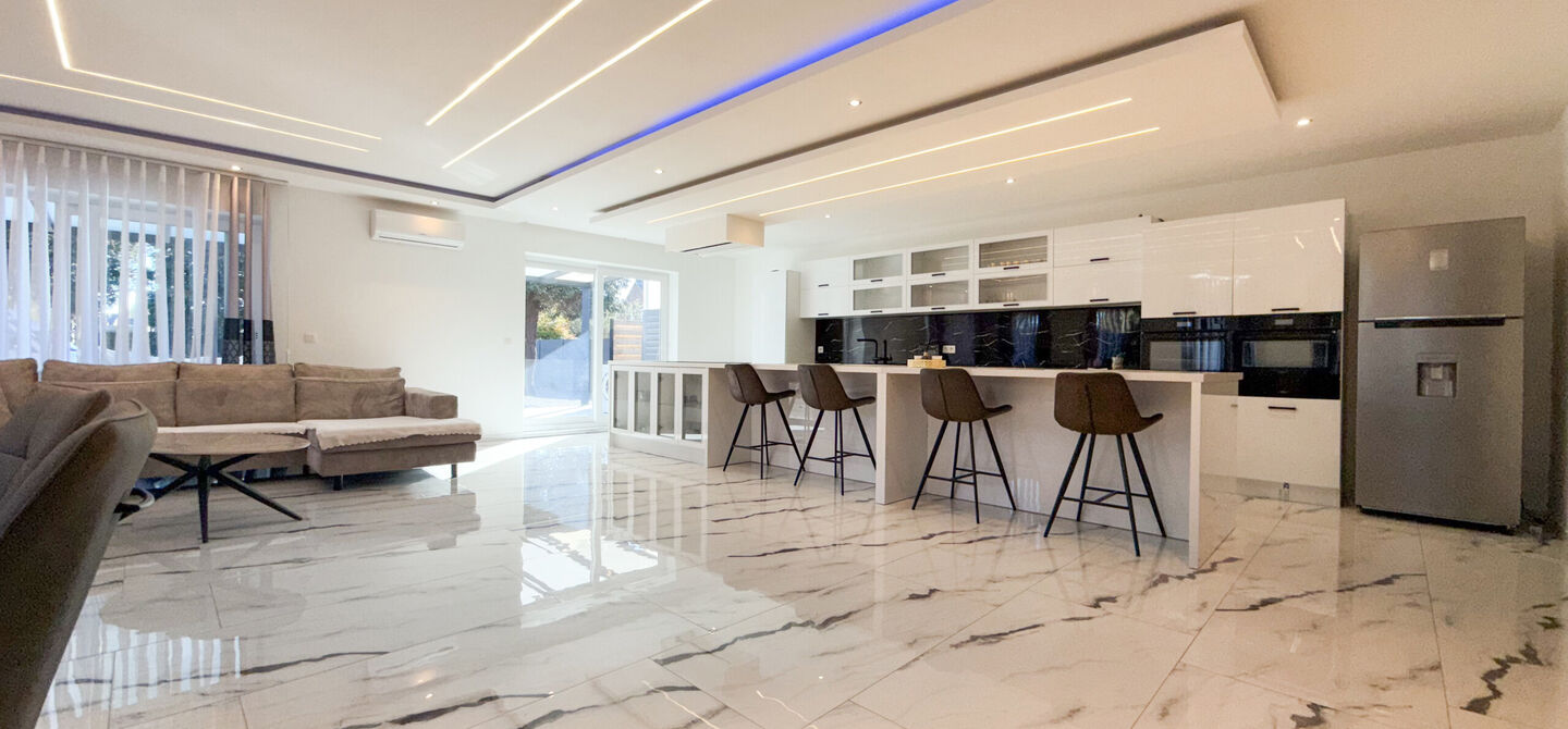 Bij ImmoFusion 7/7 &ldquo;open huis&rdquo;: klik op onze 3D-TOUR.
Ervaar vastgoed alsof je er zelf doorloopt!

Ontdek deze indrukwekkende open bebouwing in de Tervantstraat 198 te Paal, een woning die in 2025 een volledige transformatie kreeg en vandaag bijna als
