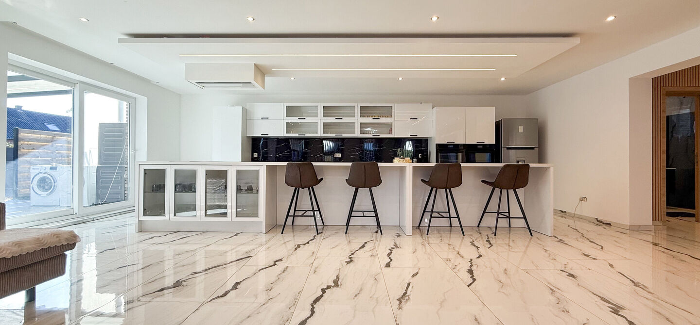 Bij ImmoFusion 7/7 &ldquo;open huis&rdquo;: klik op onze 3D-TOUR.
Ervaar vastgoed alsof je er zelf doorloopt!

Ontdek deze indrukwekkende open bebouwing in de Tervantstraat 198 te Paal, een woning die in 2025 een volledige transformatie kreeg en vandaag bijna als