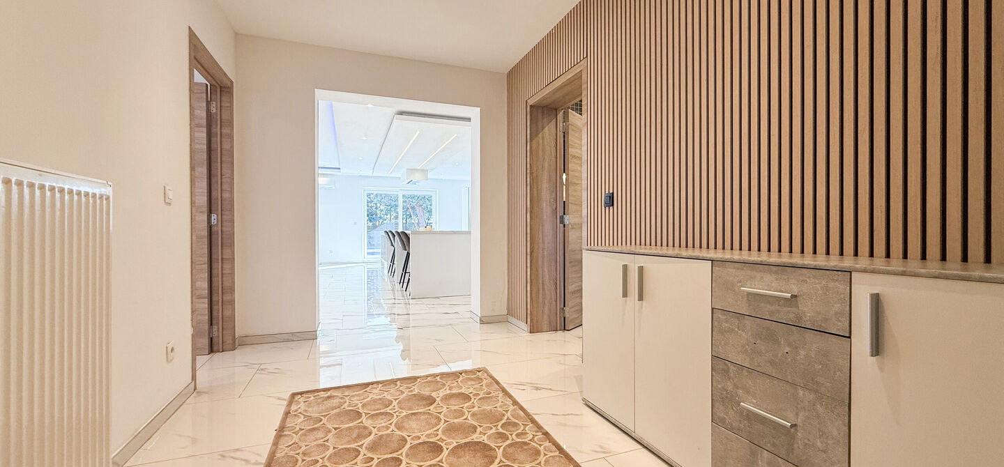 Bij ImmoFusion 7/7 &ldquo;open huis&rdquo;: klik op onze 3D-TOUR.
Ervaar vastgoed alsof je er zelf doorloopt!

Ontdek deze indrukwekkende open bebouwing in de Tervantstraat 198 te Paal, een woning die in 2025 een volledige transformatie kreeg en vandaag bijna als