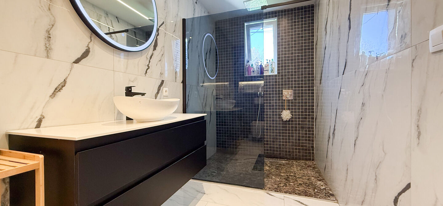 Bij ImmoFusion 7/7 &ldquo;open huis&rdquo;: klik op onze 3D-TOUR.
Ervaar vastgoed alsof je er zelf doorloopt!

Ontdek deze indrukwekkende open bebouwing in de Tervantstraat 198 te Paal, een woning die in 2025 een volledige transformatie kreeg en vandaag bijna als
