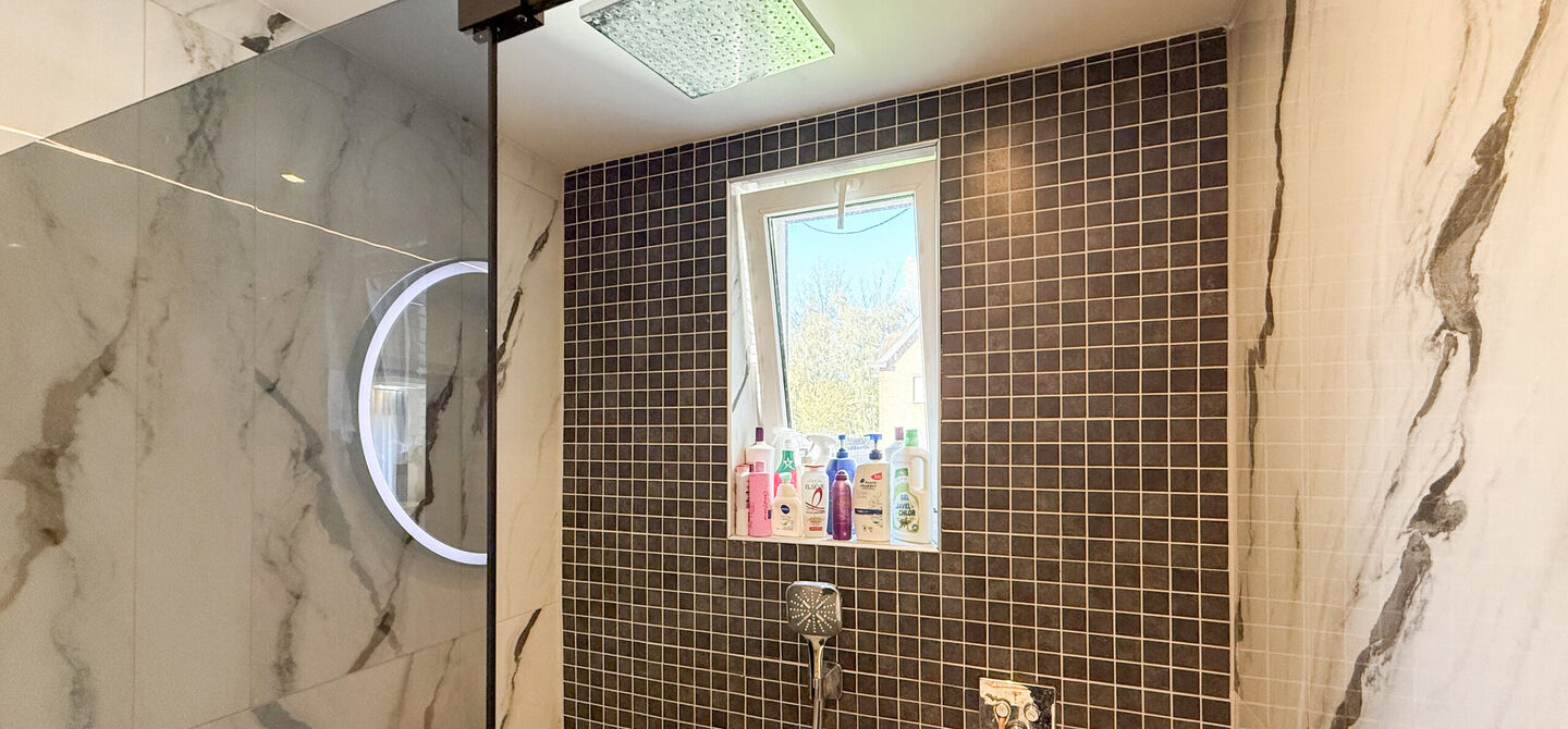 Bij ImmoFusion 7/7 &ldquo;open huis&rdquo;: klik op onze 3D-TOUR.
Ervaar vastgoed alsof je er zelf doorloopt!

Ontdek deze indrukwekkende open bebouwing in de Tervantstraat 198 te Paal, een woning die in 2025 een volledige transformatie kreeg en vandaag bijna als