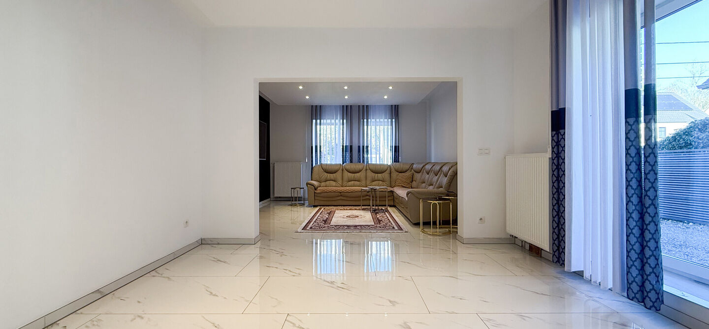 Bij ImmoFusion 7/7 &ldquo;open huis&rdquo;: klik op onze 3D-TOUR.
Ervaar vastgoed alsof je er zelf doorloopt!

Ontdek deze indrukwekkende open bebouwing in de Tervantstraat 198 te Paal, een woning die in 2025 een volledige transformatie kreeg en vandaag bijna als