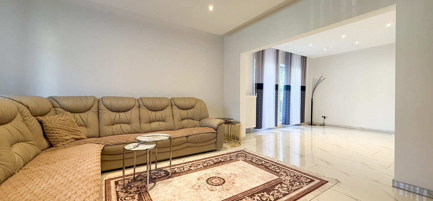 Bij ImmoFusion 7/7 &ldquo;open huis&rdquo;: klik op onze 3D-TOUR.
Ervaar vastgoed alsof je er zelf doorloopt!

Ontdek deze indrukwekkende open bebouwing in de Tervantstraat 198 te Paal, een woning die in 2025 een volledige transformatie kreeg en vandaag bijna als