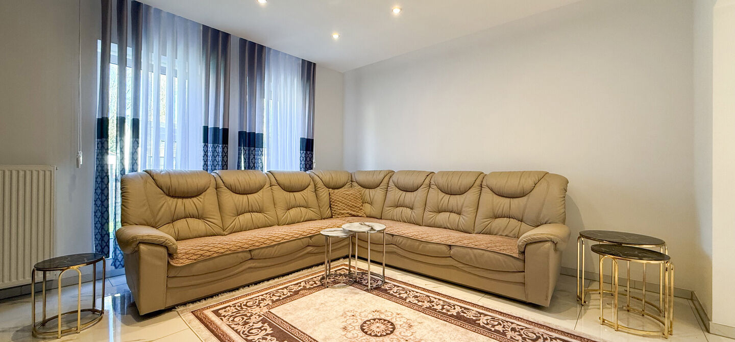 Bij ImmoFusion 7/7 &ldquo;open huis&rdquo;: klik op onze 3D-TOUR.
Ervaar vastgoed alsof je er zelf doorloopt!

Ontdek deze indrukwekkende open bebouwing in de Tervantstraat 198 te Paal, een woning die in 2025 een volledige transformatie kreeg en vandaag bijna als