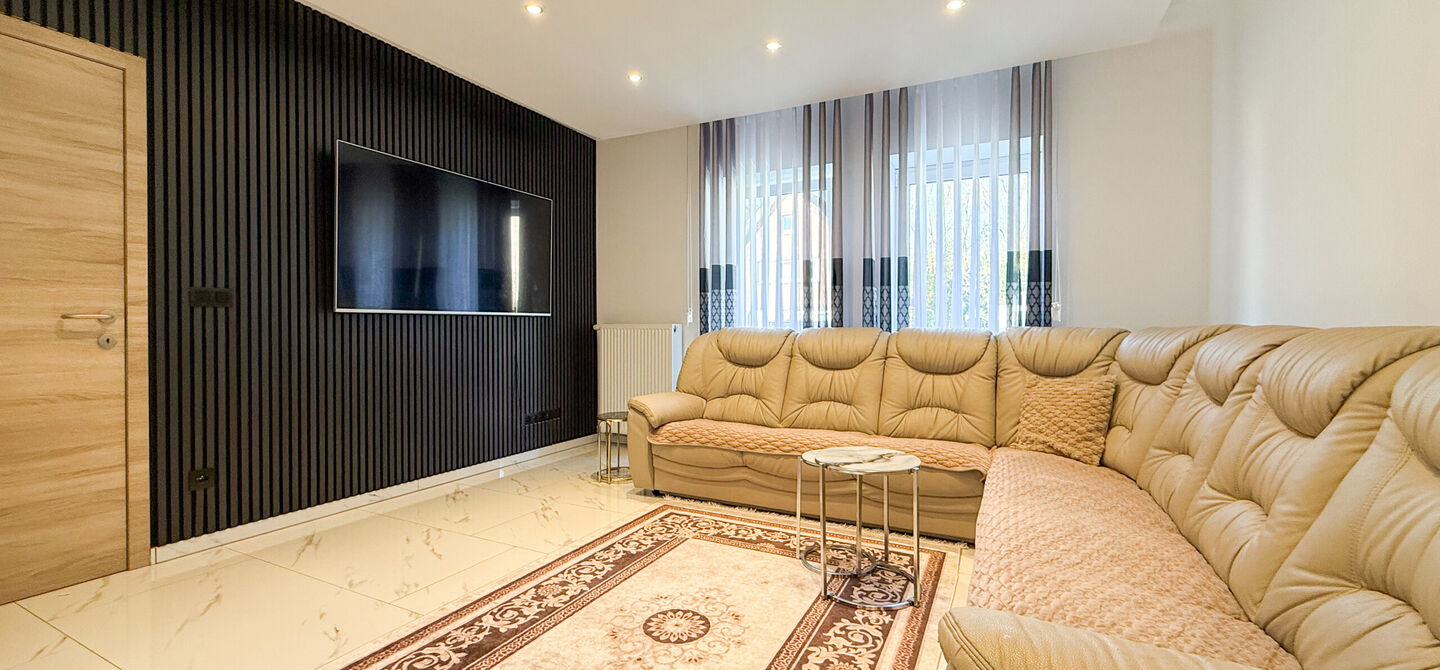 Bij ImmoFusion 7/7 &ldquo;open huis&rdquo;: klik op onze 3D-TOUR.
Ervaar vastgoed alsof je er zelf doorloopt!

Ontdek deze indrukwekkende open bebouwing in de Tervantstraat 198 te Paal, een woning die in 2025 een volledige transformatie kreeg en vandaag bijna als
